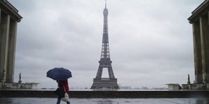 Άδειο και βροχερό το Παρίσι εν μέσω καραντίνας για τον κορωνοϊό