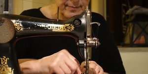 Γυναίκα ράβει μάσκα 