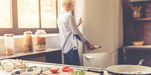 Πλάτη γυναίκα μπροστά από ψυγείο