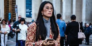 γυναίκα με τοπ και σκουλαρίκια στην εβδομάδα μόδας