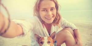 Γυναίκα βγάζει selfie με τον σκύλο της στην παραλία