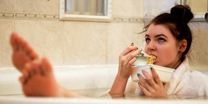 Γυναίκα τρώει μακαρόνια