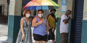 γυναικες ομπρελα