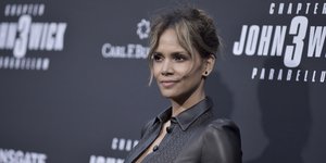 H Χάλι Μπέρι με δερμάτινο φόρεμα