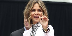 η Χάλι Μπέρι με λευκό φόρεμα