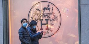 Κατάστημα Hermes πελάτες με μάσκα