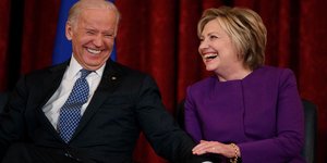 Η Χίλαρι Κλίντον με τον Τζο Μπάιντεν χαμογελαστοί