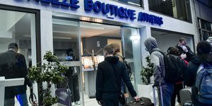 Κορωνοϊός: Σε ξενοδοχεία οι 261 επιβάτες του «Ελευθέριος Βενιζέλος» που βρέθηκαν αρνητικοί -Και 31 Ελληνες 