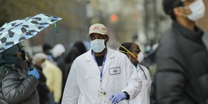 Εργαζόμενος σε νοσοκομείο της Νέας Υόρκης με στολή, μάσκα και γάντια για την πρόληψη μετάδοσης του κορωνοϊού