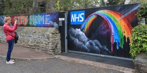 Ηλικιωμένη φωτογραφίζει graffiti για το NHS