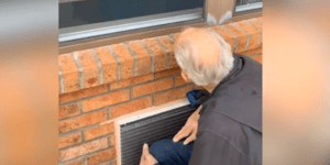 παππούς μιλά στη γιαγιά πίσω από το τζάμι