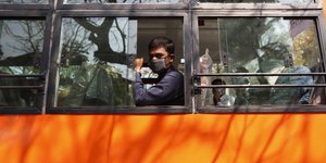 Ινδία κορωνοϊός άνδρας με μάσκα σε λεωφορείο