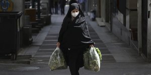 Γυναίκα με μάσκα στο Ιράν