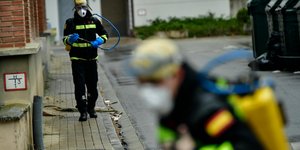 Συνεχείς απολυμάνσεις στους δρόμους της Ισπανίας