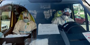 Εργαζόμενοι στο τομέα της υγείας στην Ισπανία μέσα σε ασθενοφόρο