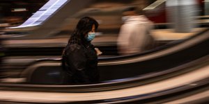 Κόσμος ξανά στους δρόμους της Ισπανίας, αλλά με μάσκα λόγω κορωνοϊού