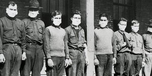 Με μάσκα στον αμερικανικό στρατό, το 1918/Φωτογραφία Shutterstock/Everett Historical