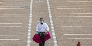 Ισραηλινός με μάσκα, σε ηλεκτρικό πατίνι σε πεζόδρομο του Τελ Αβίβ