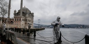 Εργάτες απολυμαίνουν περιοχή στο Βόσπορο