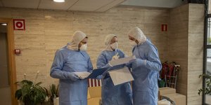 Γιατροί με στολές και μάσκες για τον κορωνοϊό στην Ιταλία