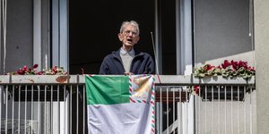 Ιταλός στο μπαλκόνι του τραγουδά για την ελευθερία