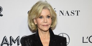 Η Τζέιν Φόντα με μαύρο κοστούμι