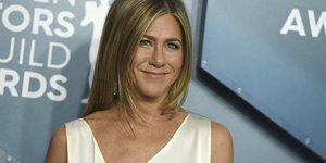 Η Τζένιφερ Άνιστον με λευκό φόρεμα 