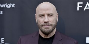 Ο Τζον Τραβόλτα με σακάκι