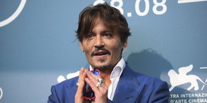 Ο Τζόνι Ντεπ με μπλε σακάκι 