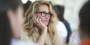 Η Τζούλια Ρόμπερτς με γυαλιά μυωπίας