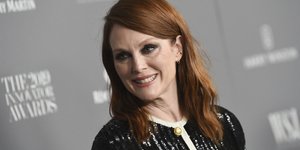 Η Τζούλιαν Μουρ με σακάκι και smokey eyes