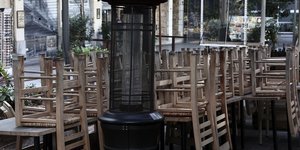 Καρέκλες τοποθετημένες ανάποδα σε μαγαζί