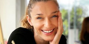 Η Κάτια Ζυγούλη χαμογελάει στον φακό και φοράει μαύρη μπλούζα