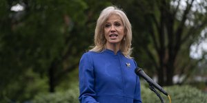 Η σύμβουλος του Τραμπ, Κελιάν Κόνγουεϊ ενημερώνει συντάκτες στον κήπου του Λευκού Οίκου