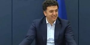 Ο Βασίλης Κικίλιας με πλούσιο μαλλί