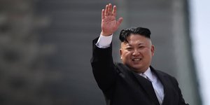 Ο Κιμ Γιονγκ Ουν χαιρετάει σε εορταστική τελετή