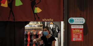Γυναίκα σε κατάστημα ρούχων στη Κίνα