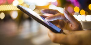 Κινητό τηλέφωνο στα χέρια χρήστη