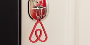 Κλειδιά με μπρελόκ του Airbnb