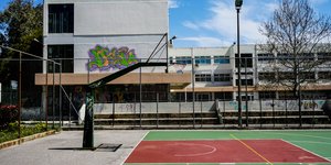 Αδειο γήπεδο σε κλειστό σχολείο λόγω κορωνοιού