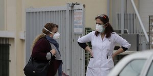 Κλιμάκιο του ΕΟΔΥ στην κλινική του Περιστερίου όπου βρέθηκαν δείγματα κορωνοϊού