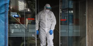 Άνδρας στην είσοδο της Κλινικής «Ταξιάρχαι» στο Περιστέρι