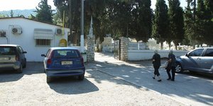 Είσοδος σε κοιμητήριο