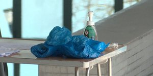 Κολυμβητήριο προσφέρει χώρο για την απολύμανση των γιατρών πριν επιστρέψουν σπίτια τους