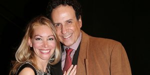 Aριελ Κωνσταντινίδη με φόρεμα και Χάρης Ρώμας με μπεζ παλτό