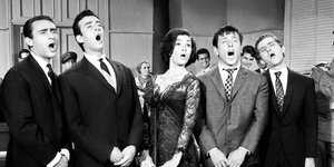 Μάρθα Καραγιάννη και Κώστας Βουτσάς από την ταινία Κορίτσια για φίλημα