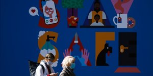 Γυναίκες στη Γερμανία με μάσκες λόγω κορωνοϊού