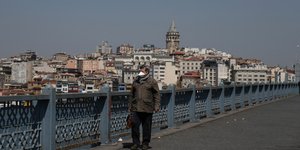 Άνδρας με μάσκα περπατά στην Κωνσταντινούπολη