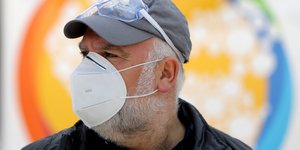 Άνδρας με μάσκα λόγω κορωνοϊού