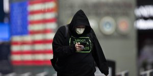 Κορωνοϊός άνδρας με μάσκα περπατά στην Νέα Υόρκη